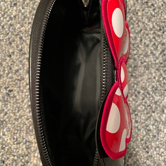 NWT … Minnie Make up bag.. (perfume NOT included) for show only…🍂🍁 - Picture 3 of 4